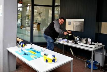 Küchenchef Wolfgang Veer beim Backen